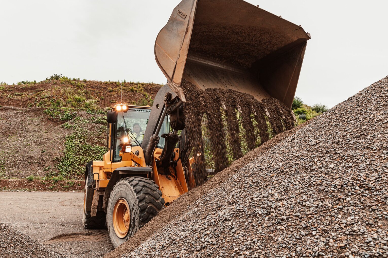 Fahrzeug beim Kieswerk-Trockenabbau